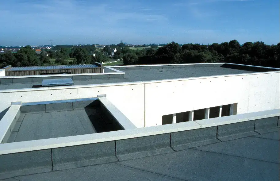 | Imagen | Buen `alt` | | ------------------------------ | ------------------------------------------------------------------------ | | Tejado siendo impermeabilizado | `Impermeabilización de tejado en vivienda unifamiliar en Girona` | | Trabajador aplicando material | `Aplicación de sistema de impermeabilización por técnico de Girohabitat` | | Terraza reformada | `Impermeabilización de terraza en reforma integral` | | Producto o herramienta | `Materiales para impermeabilización usados por Girohabitat innovación constructiva |