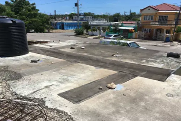 +alt` | | ------------------------------ | ------------------------------------------------------------------------ | | Tejado siendo impermeabilizado | `Impermeabilización de tejado en vivienda unifamiliar en Girona` | | Trabajador aplicando material | `Aplicación de sistema de impermeabilización por técnico de Girohabitat` | | Terraza reformada | `Impermeabilización de terraza en reforma integral` | | Producto o herramienta | `Materiales para impermeabilización usados por Girohabitat` |